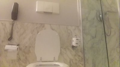 Anns an bathtub le ceann dearg.