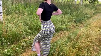Wife sucks cock air an t-sràid agus tha sex le crìochnachadh air a h-asal. Cleomodel ann an ruisis porn