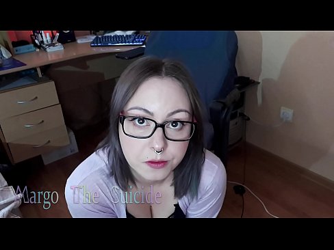 ❤️ Nighean gnèitheach le speuclairean a’ suirghe Dildo gu domhainn air a’ chamara Porn cruaidh  leinn  ️❤