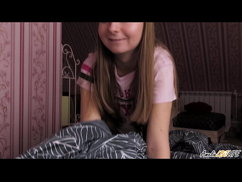 ❤️ Bidh Blondie a’ tarraing a BFF gu domhainn agus a’ faighinn cum na beul Porn cruaidh  leinn  ️❤