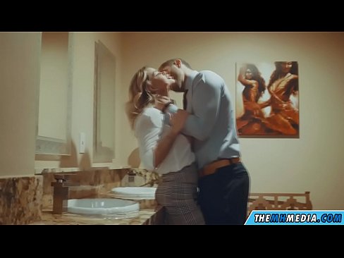 ❤️ Nuair a bhios fionn mòr gad mhealladh ann an seòmar fois poblach Porn cruaidh  leinn  ️❤